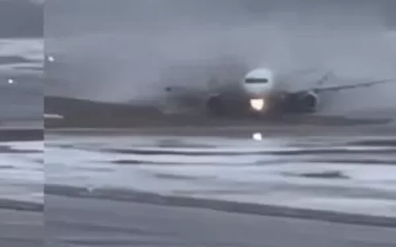 Avião com 179 passageiros derrapa e sai da pista de pouso em aeroporto na Lituânia; vídeo