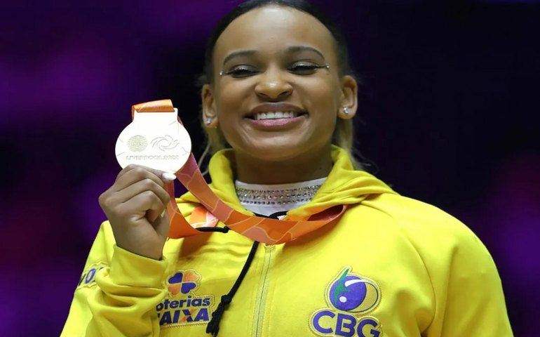 Orgulhosa, Rebeca Andrade festeja ouro inédito: ‘Sonho é seguir fazendo história’
