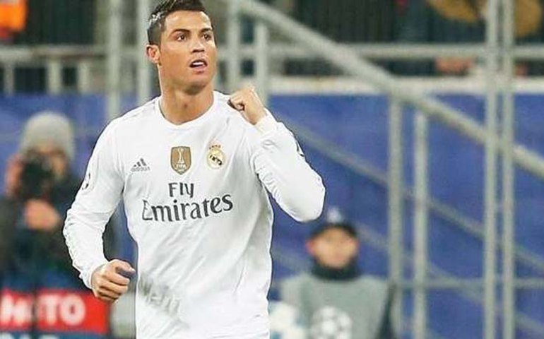 Cristiano Ronaldo vence Bola de Ouro e iguala Messi