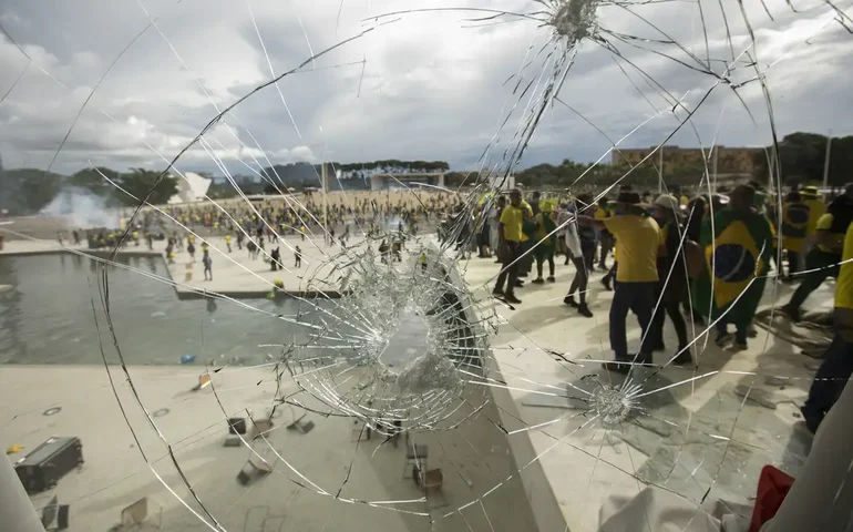 Bolsonaro e aliados deverão pagar R$ 30 milhões pela depredação no 8/1