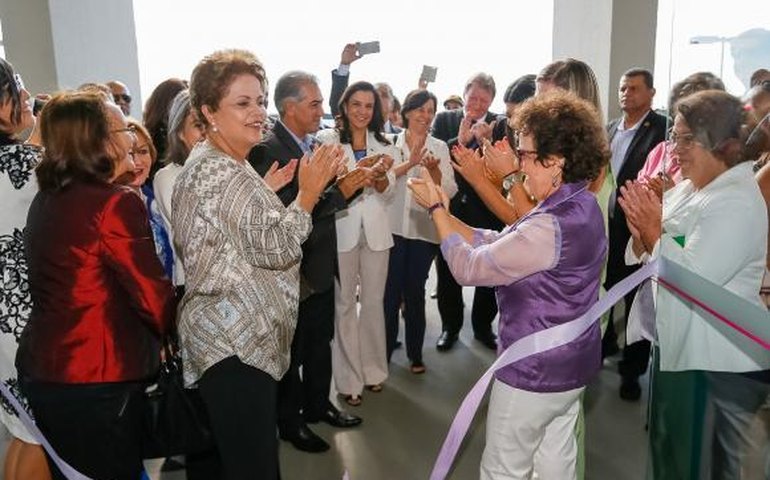 Dilma diz que é preciso avançar em leis que criminalizam violência contra mulher
