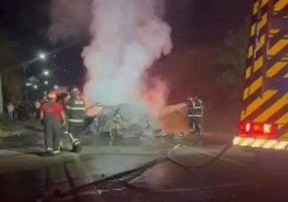 Uma pessoa morre carbonizada e quatro ficam feridas em colisão entre carros e moto