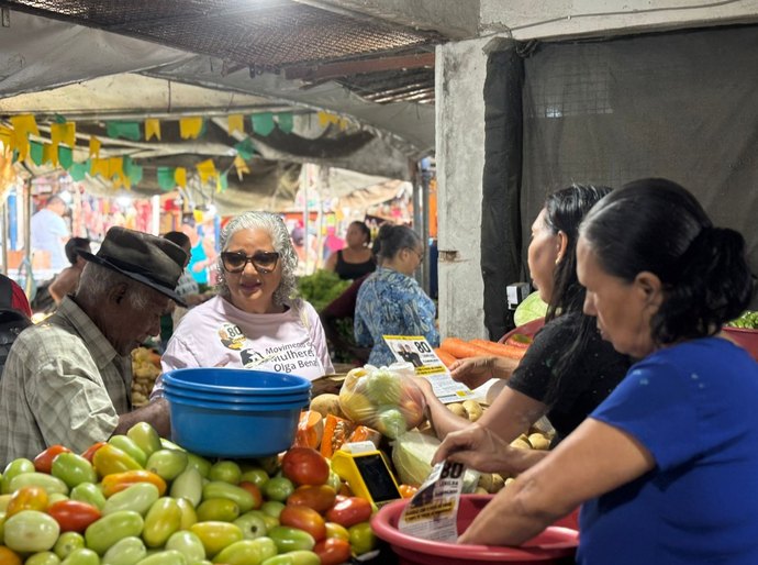 Lenilda Luna inicia agenda de sábado na Feira do Jacintinho e defende a economia popular