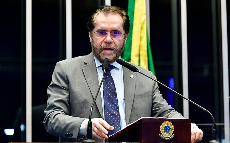 Plínio Valério critica Macron por propor 'pausa nas regulamentações ambientais europeias'