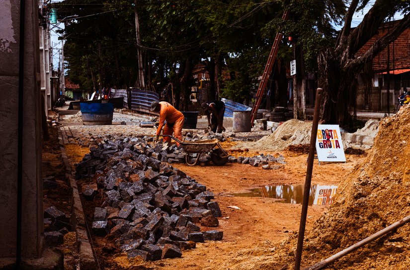 Brota na Grota avança com pavimentação em comunidades vulneráveis de Maceió