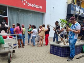 Caos e desrespeito no Bradesco: idosos enfrentam filas ao sol e humilhações no atendimento bancário no centro da cidade