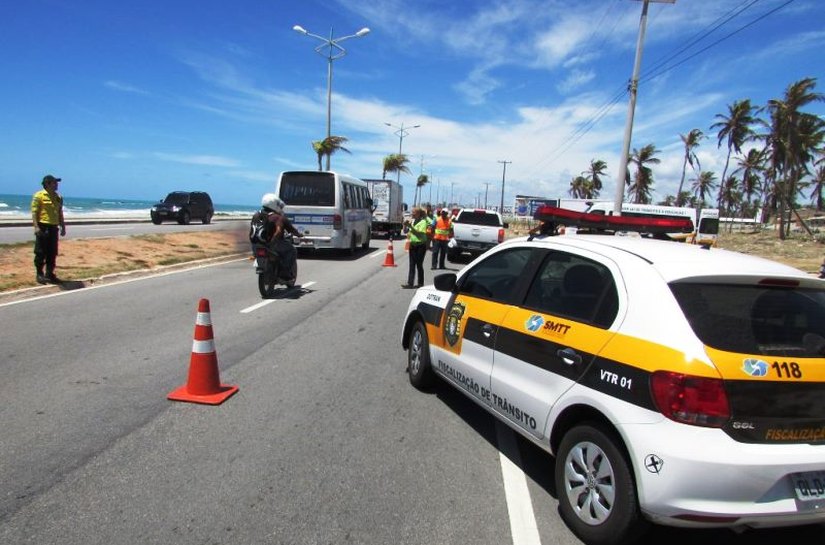 Agentes ordenam trânsito na Ponta Verde durante procissão neste domingo