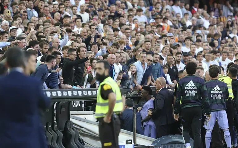 Torcedores que insultaram Vini Jr. são denunciados pelo Ministério Público de Valência