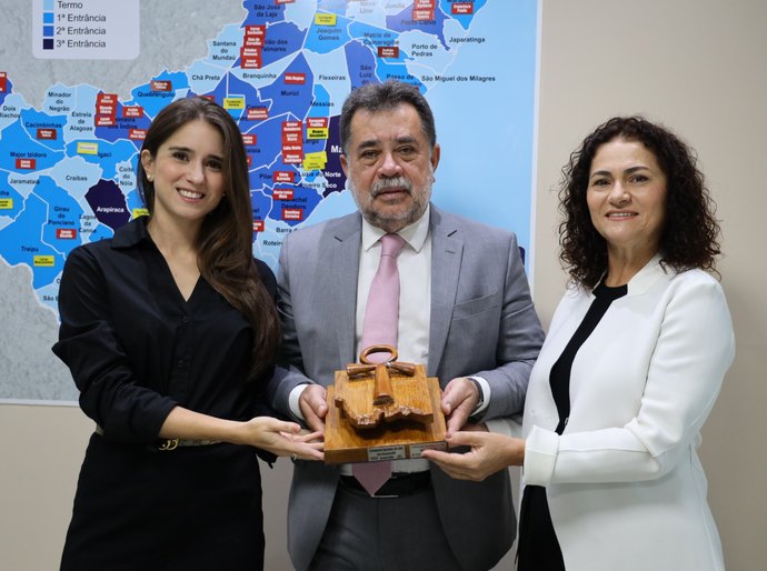 PGJ Lean Araújo recebe de membros ministeriais a chave do próximo Congresso Nacional do júri