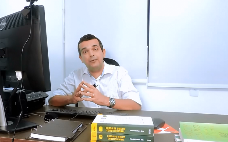 Professor de direito explica os casos que podem levar ao impeachment de Bolsonaro