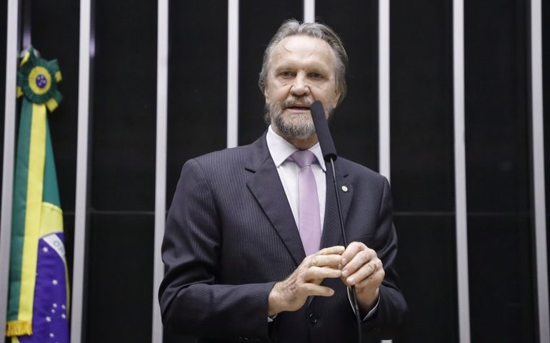 Projeto cria contribuição federal sobre grandes fortunas para financiar a educação