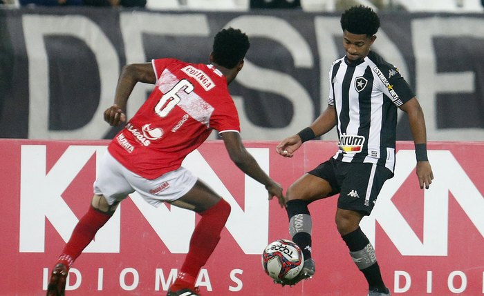 Lateral Jonathan Silva disputa bola com jogador do Botafogo