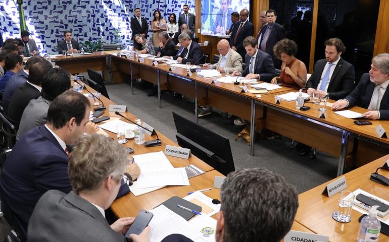 Câmara dos Deputados pode analisar nesta tarde projetos da bancada feminina