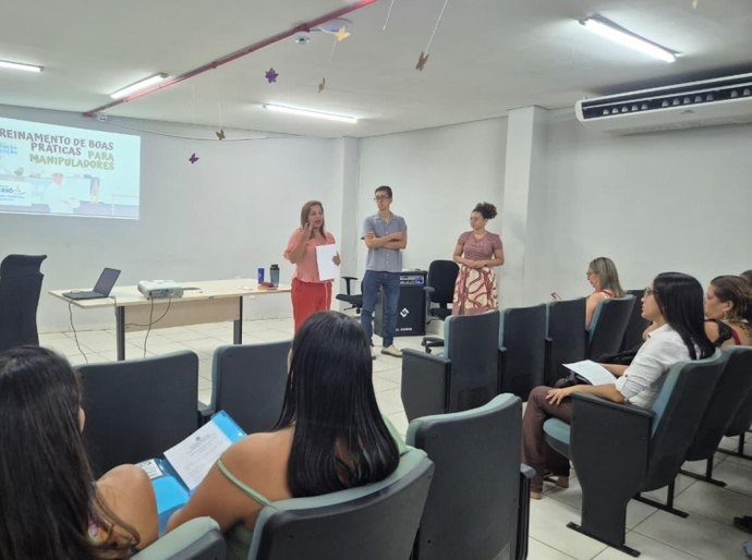 Saúde capacita pessoal que prepara e serve alimentos em abrigos para idosos