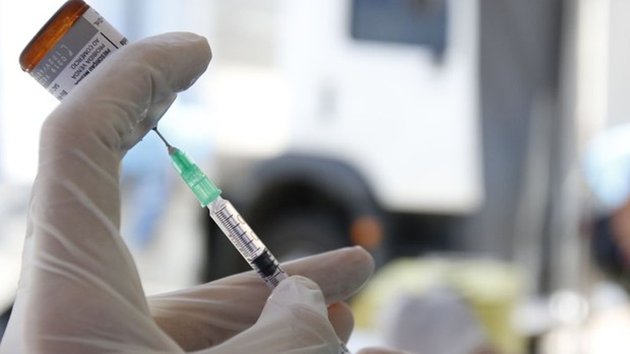 OMS fala pela 1º vez em possibilidade de vacina para este ano