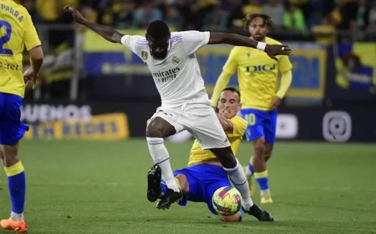 Rudiger, do Real Madrid, sofre insultos racistas da torcida do Cádiz em mais um caso na Espanha