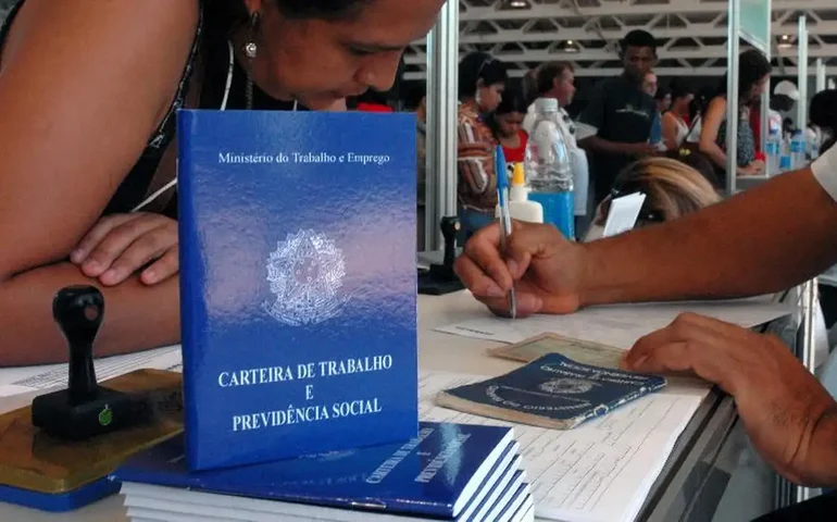 Número de pessoas em busca de emprego cai 21% no segundo trimestre