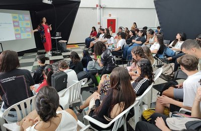 Estudantes criam jogos, programas e até um navegador de internet para crianças em oficina sobre educação midiática