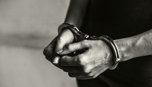 Técnico de escolinha de futebol é preso por suspeita de praticar crimes sexuais contra adolescentes na Grande Aracaju