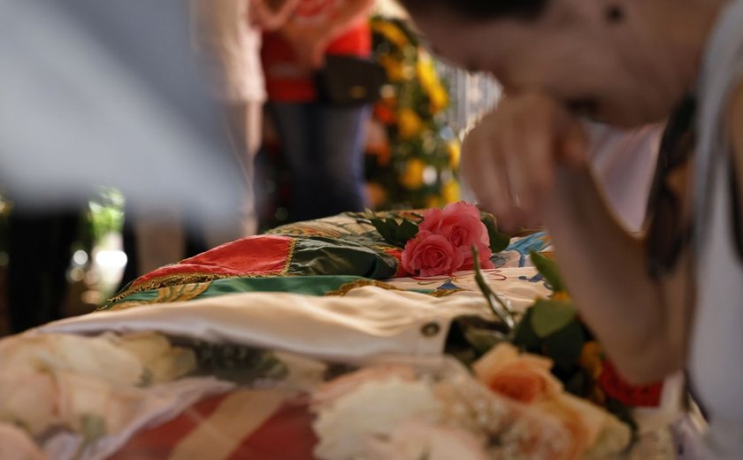 Rosa Magalhães foi velada e homenageada por amigos e escolas de samba