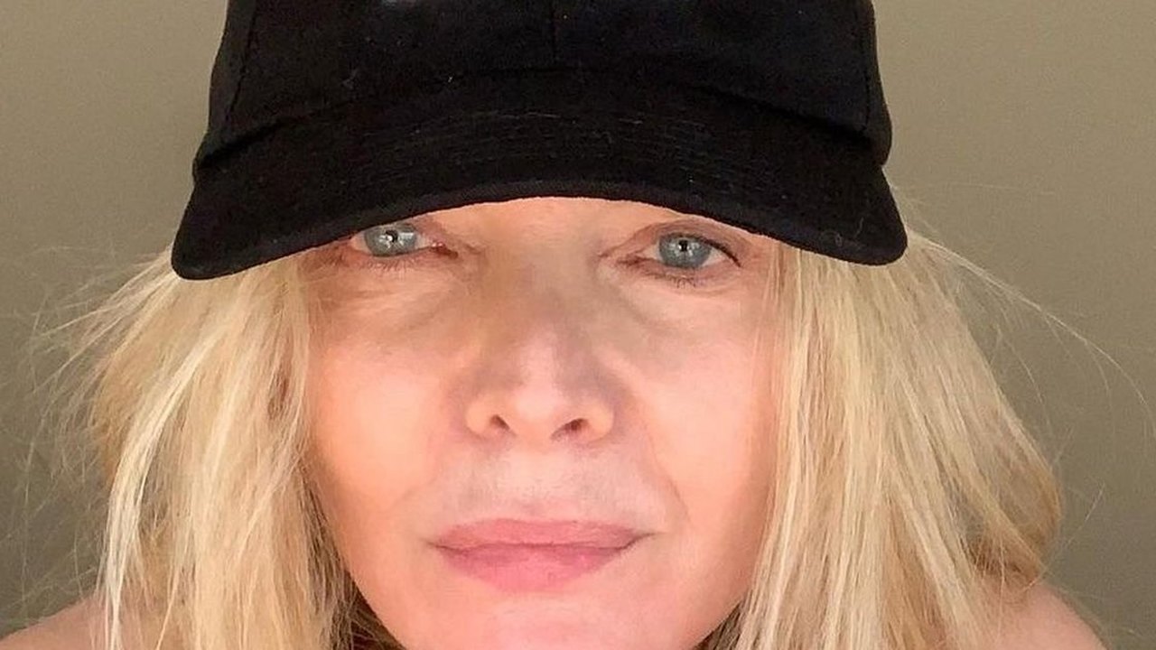 Michelle Pfeiffer posa de cara limpa por causa social nas redes