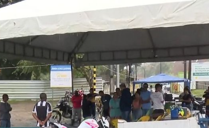 Acampamento montado por moradores que pedem realocação