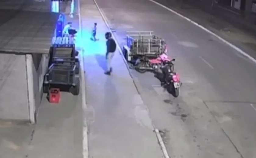 Câmeras registram assalto a clientes em frente a depósito de bebidas na Cidade Universitária