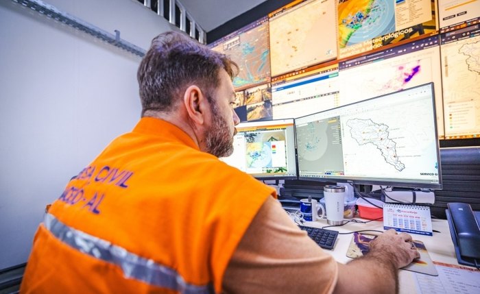 Monitoramento da cidade é realizado 24h por dia no Centro Integrado de Monitoramento e Alerta da Defesa Civil de Maceió