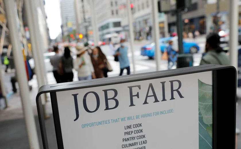 Pedidos de auxílio-desemprego nos EUA ficam inalterados em 212 mil