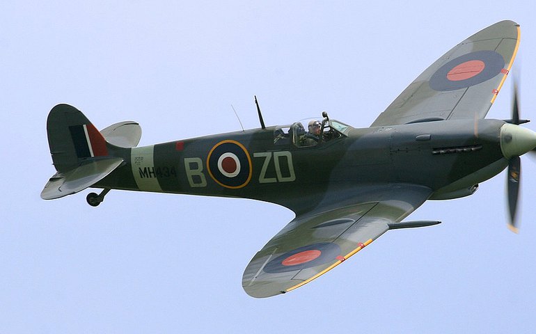 Avião de caça da Segunda Guerra cai na Inglaterra e mata piloto