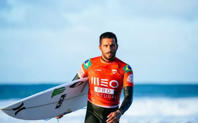 Filipe Toledo torce o joelho e vai parar no hospital, mas lidera Circuito Mundial