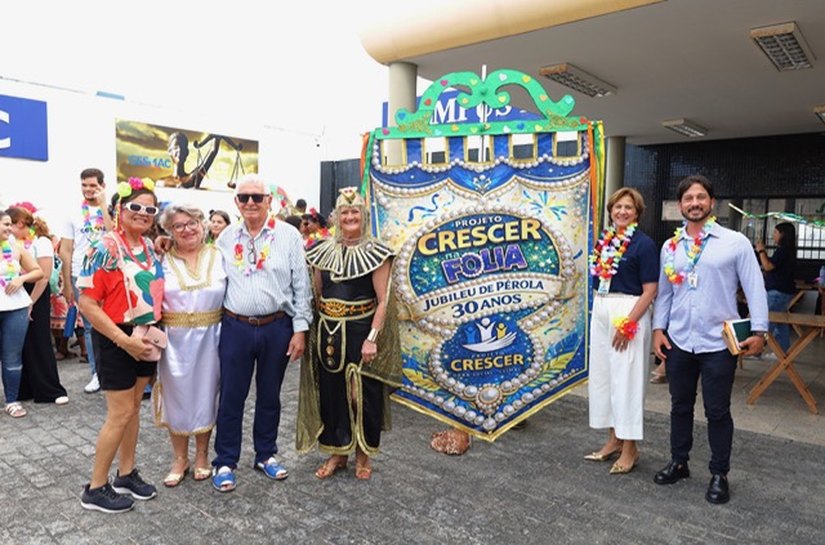 Projeto Crescer promove bloco carnavalesco animado que une comunidade e universidade em ação de inclusão social