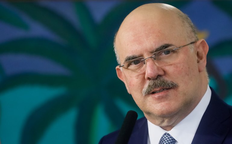 Infectado por coronavírus, ministro da Educação informa que está com pneumonia