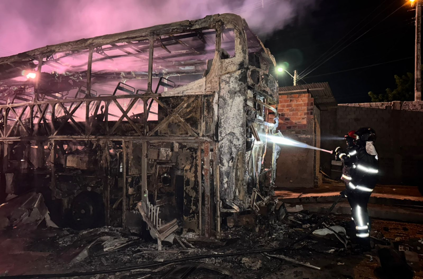 Bombeiros combatem incêndio em garagem no município de Igaci