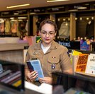 Militar alagoana usa o amor pelos livros para construir uma rede de incentivo à leitura