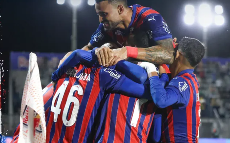 Bahia aproveita expulsão no 1º tempo, bate Red Bull Bragantino e encosta no topo do Brasileirão