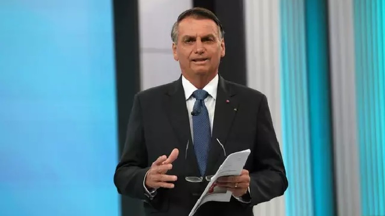 Bolsonaro critica Mais Médicos e acusa programa de ser usado para financiar Cuba