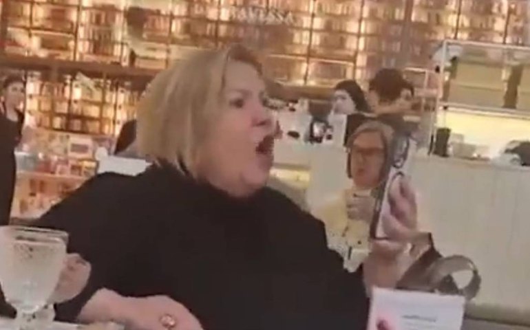 Jornalista faz novos ataques homofóbicos após ser solta