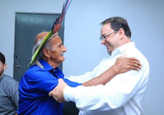 Luciano Barbosa assina ordem de serviço para construção de escola indígena
