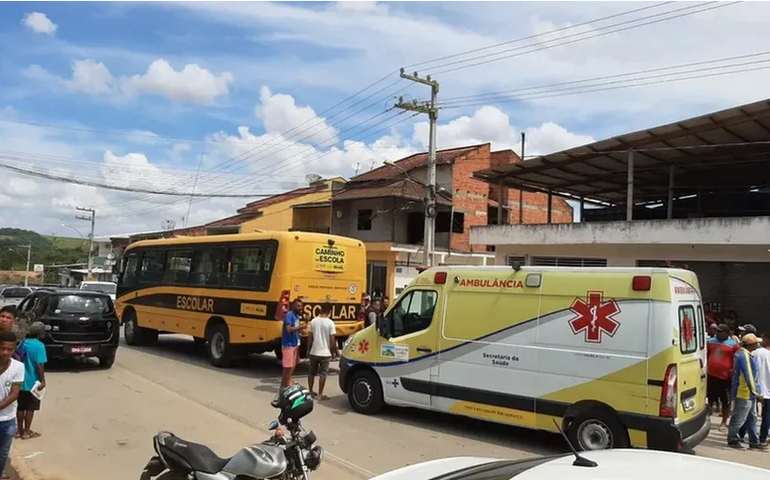 Estudante de interior de Alagoas cai de ônibus escolar, é atropelado pelo próprio veículo e morre