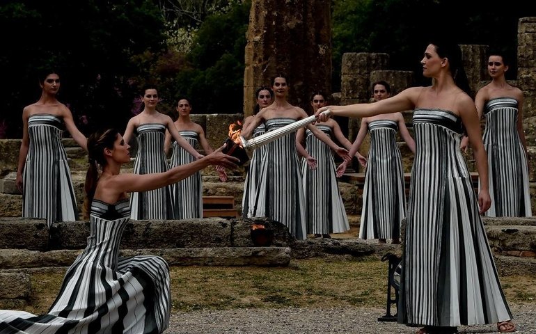 Chama olímpica é acesa na Grécia e chegará à França em 8 de maio