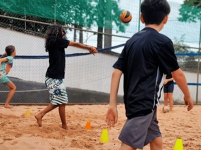 Especialistas apontam benefícios de manter as crianças ativas nas férias através dos esportes