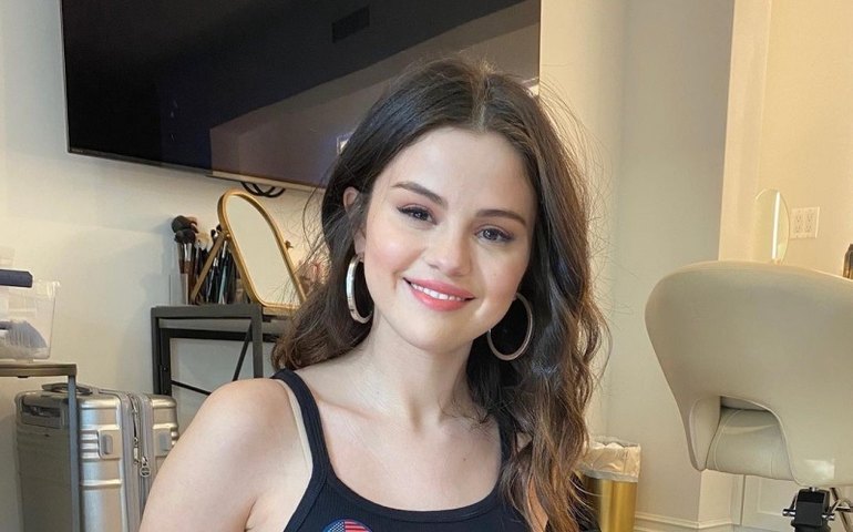 Personagem de Selena Gomez seria LGBT+ em série teen icônica, diz produtor
