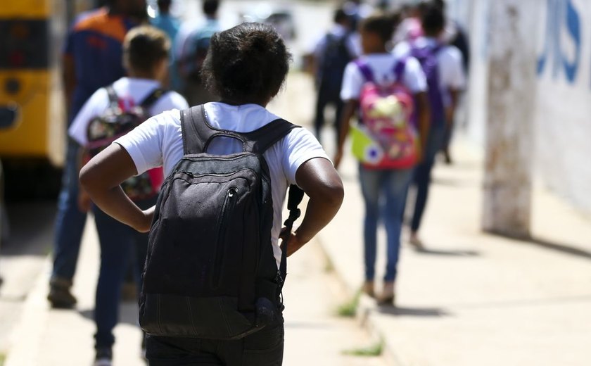 Mochilas pesadas na infância podem acarretar problemas na fase adulta