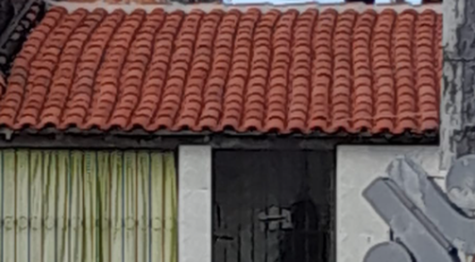 Homem sobe no telhado após ser perseguido e baleado em Nossa Senhora do Socorro / Foto: Foto: Portal A8SE/Reprodução