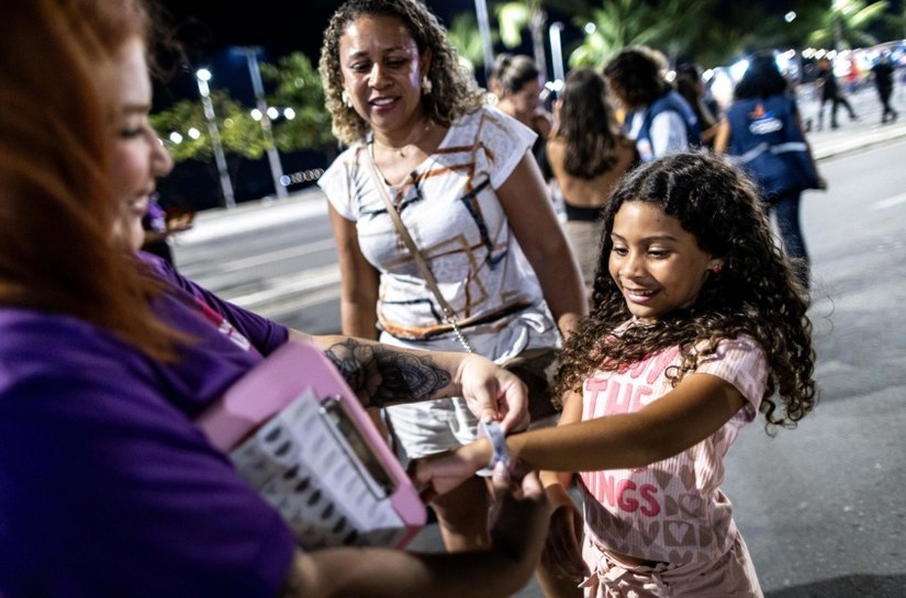 Pulseiras de identificação garantem segurança de crianças no Verão Massayó
