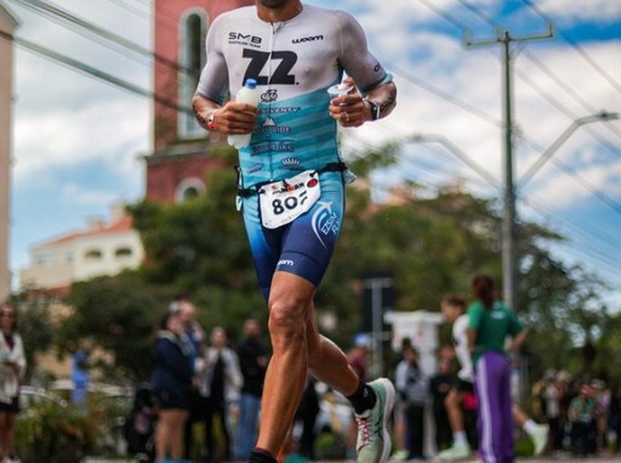 Tecnologia de laboratório da Ufal garante performance histórica de triatleta alagoano