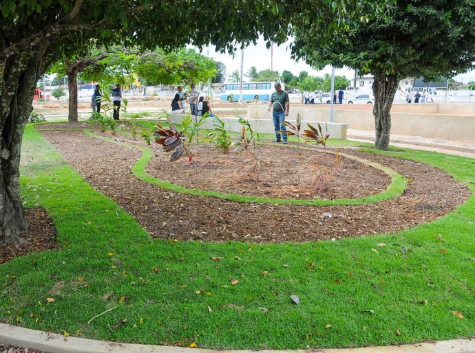 Prefeitura de Maceió estrutura praças no Cely Loureiro e Salvador Lyra