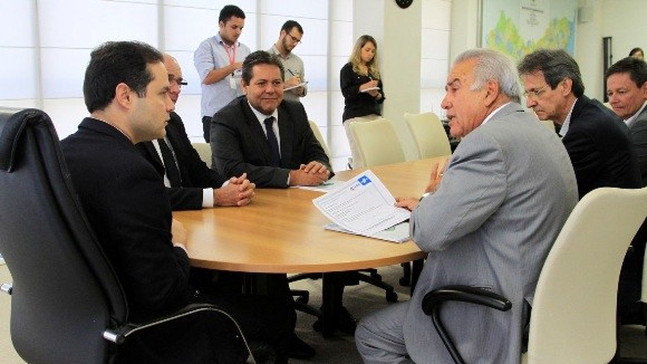 Governador propõe parceria com o Sebrae para ampliar Canal do Sertão