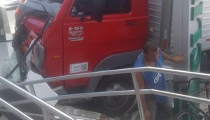 caminhão colide clínica